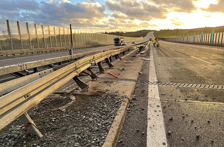 A9 bei Münchberg: Lkw walzt Mittelschutzplanke nieder - Unfall endet mit Totalschaden