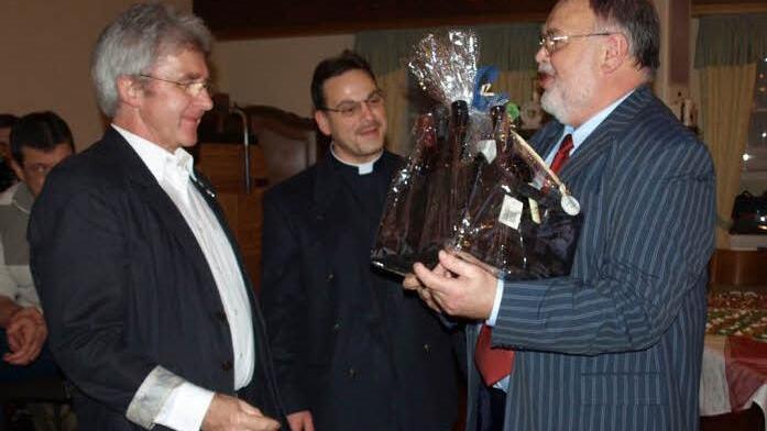 Beim Neujahrsempfang wurde Gerhard Welsch (links) als Kirchenpfleger nach langjähriger Tätigkeit verabschiedet. Sein Nachfolger Walter Schmittdorsch (rechts) und Pfarrer Richard Reis (Mitte) überreichen noch ein Abschiedspräsent.  Foto: Susanne Deuerling