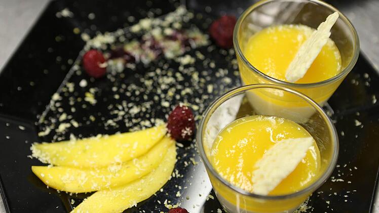 Dessert von Theresa Klinger: weißes Schokoladen-Mousse mit Mangopüree