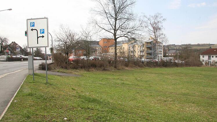 Das an den Parkplatz angrenzende Grundstück (rechts) gehört dem Zweckverband Klinikum Kulmbach.