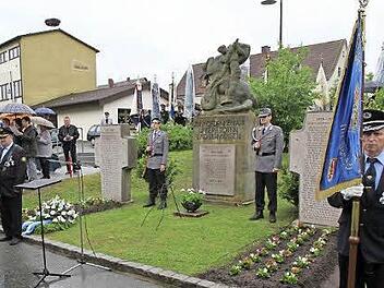 Das Kriegerdenkmal in Hausen wurde jetzt feierlich eingeweiht. Die Toten aus den beiden Weltkriegen und dem Deutsch-Französischen Krieg sind auf den Sandsteinplatten festgehalten. Foto: Mathias Erlwein