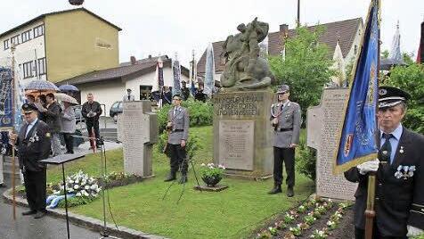 Das Kriegerdenkmal in Hausen wurde jetzt feierlich eingeweiht. Die Toten aus den beiden Weltkriegen und dem Deutsch-Französischen Krieg sind auf den Sandsteinplatten festgehalten. Foto: Mathias Erlwein