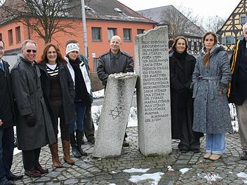 2010 besuchten Nachfahren ehemaliger Adelsdorfer Juden (hier am Gedenkstein) die Gemeinde im Aischgrund. Foto: Johanna Blum
