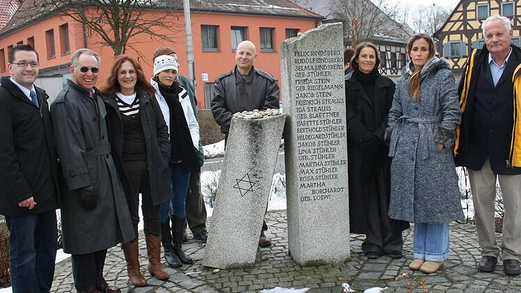 2010 besuchten Nachfahren ehemaliger Adelsdorfer Juden (hier am Gedenkstein) die Gemeinde im Aischgrund. Foto: Johanna Blum