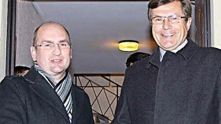 Walter Ziegler (rechts) ist zum zweiten Mal als Bürgermeister von Ebelsbach bestätigt worden. Herausforderer Martin Wasser, der wie schon 2008 gegen den Amtsinhaber den Kürzeren zog, gratulierte fair.