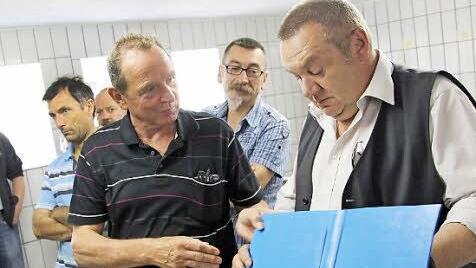 Blick auf die Wasserversorgung: Die Hochbehälter der Stadt Bad Staffelstein wurden vor kurzem für über 200 000 Euro saniert. Unter anderem bekamen zwei 500-Kubikmeter-Behälter eine Auskleidung aus Plastik, die hier die Stadträte Walter Mackert (links) und Dieter Leicht bei einer Ortsbesichtigung betrachten. Foto: Tobias Kindermann