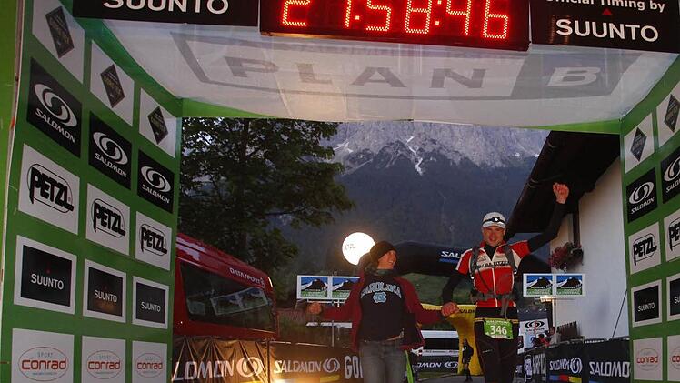 Nach fast einem Tag Laufen wurde Matthias Barsch von seiner Freundin Michelle über die Ziellinie des Zugspitz-Ultra-Trails begleitet.