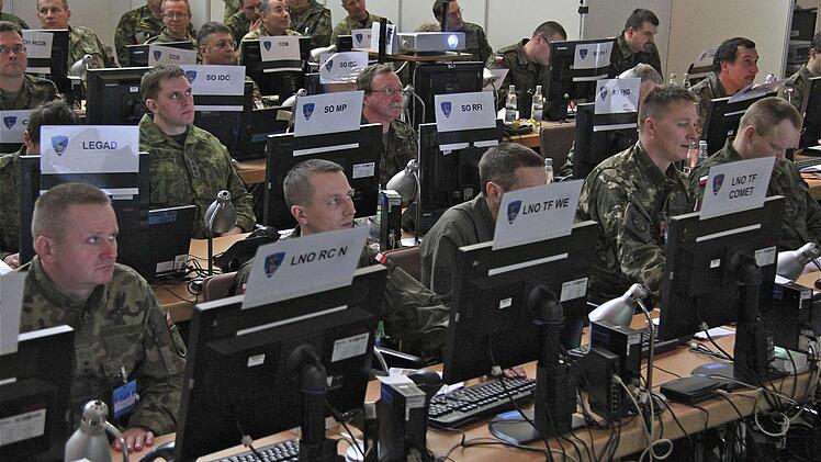 Das Nervenzentrum der Stabsarbeit befindet sich in einem Saal voller Computer. Die Kaserne wird 2015 mehr Mitarbeiter beschäftigen, auch Zivilisten. Archivfoto: Gerd Schaar