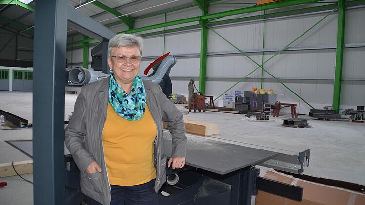 Hier steht Firmenchefin Hilda Albert an der Säge.  Foto: Kathrin Kupka-Hahn