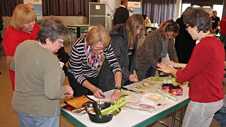 Unter Anleitung von Ernährungsberaterin Iris Wild (rechts) stellten sich diese Frauen leckere Häppchen und Snacks zusammen. Foto: Helmut Will