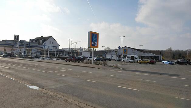 Das bestehende Aldi-Geb&auml;ude an der Bamberger Stra&szlig;e in Sche&szlig;litz wird abgerissen und durch den Drogeriemarkt dm ersetzt. Aldi baut weiter hinten ein neues Geb&auml;ude. Foto: Ronald Rinklef