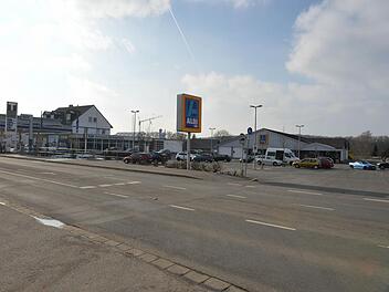 Das bestehende Aldi-Gebäude an der Bamberger Straße in Scheßlitz wird abgerissen und durch den Drogeriemarkt dm ersetzt. Aldi baut weiter hinten ein neues Gebäude. Foto: Ronald Rinklef