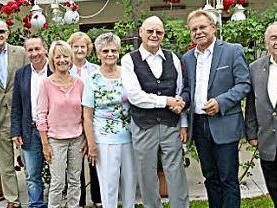 Hilmar Pudler (Vierter v. r.) mit Ehefrau Gerlinde (links neben ihm) erreichten zahlreiche Glückwünsche zum 80. Geburtstag. Foto: K.-H. Hofmann