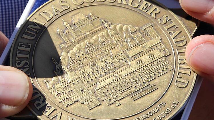 Die Medaille "Verdienste um das Coburger Stadtbild" - die Plakette gab es nicht, weil die Eigentümer das Zuschussangebot abgelehnt hatten. Foto: Simone Bastian
