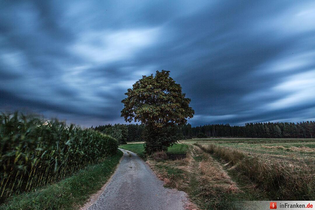 Gewitter ziehen ueber Hochfranken
