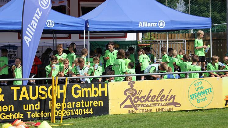 Angesichts der hohen Temperaturen sind häufige Trinkpausen für die jungen Fußballer ein Muss.