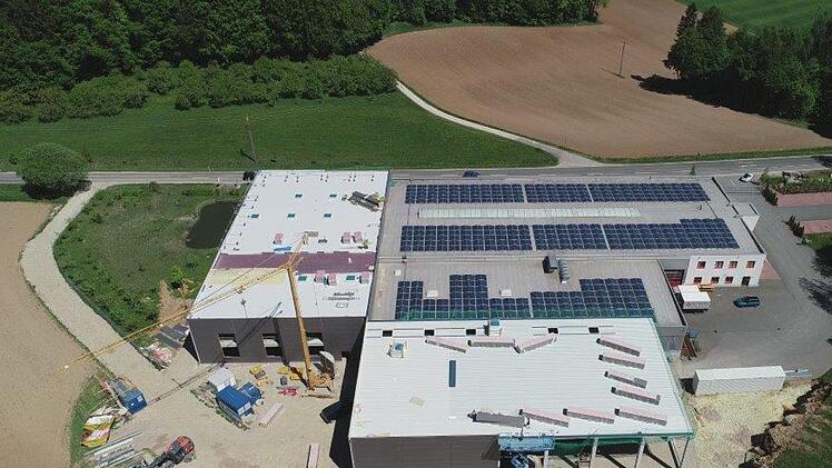 Luftaufnahme, vorne Lager und links die Erweiterungen (Produktion und Montage) Foto: CNC