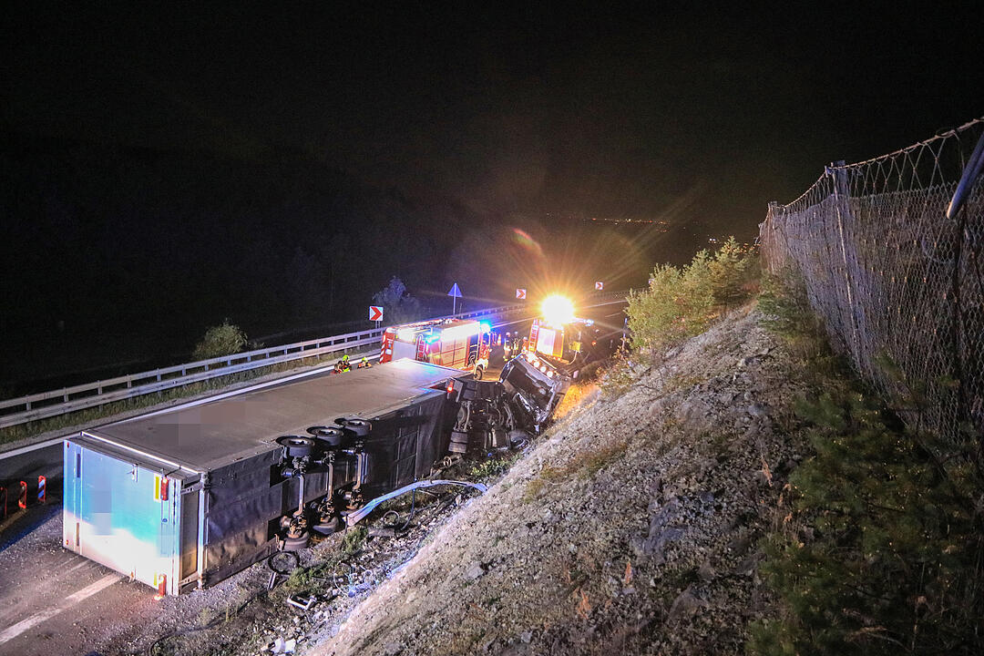 Gegen Felswand gekracht und aus Fahrzeug geschleudert
