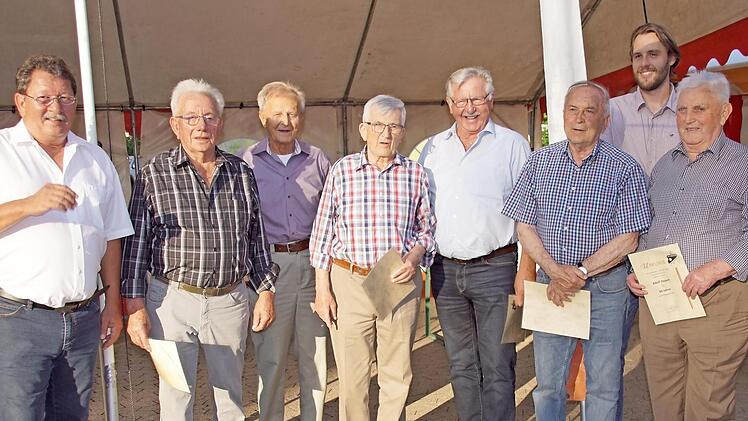 Mindestens 60 Jahre gehören diese Mitglieder dem SV Neuschleichach an und haben sich für den Verein engagiert. Sie wurden ausgezeichnet.