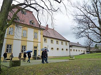 Das Schloss Oberschwappach ist selbst bei Regenwetter ein Hingucker und soll weiterhin als Veranstaltungsort genutzt werden. Unser Bild entstand bei einer Begehung durch Mitglieder des Grundstücks- und Bauausschusses der Gemeinde Knetzgau. Foto: cr