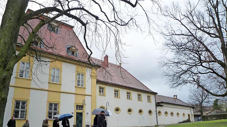 Das Schloss Oberschwappach ist selbst bei Regenwetter ein Hingucker und soll weiterhin als Veranstaltungsort genutzt werden. Unser Bild entstand bei einer Begehung durch Mitglieder des Grundstücks- und Bauausschusses der Gemeinde Knetzgau. Foto: cr