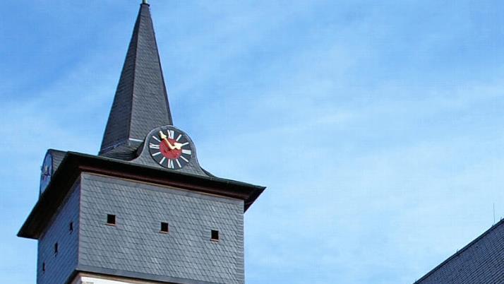 Eine Mausohr-Fledermauskolonie hat seit Jahren Quartier im Kirchturm der Pfarrkirche Mariae Geburt in Steinwiesen bezogen. Foto: Archiv/Susanne Deuerling