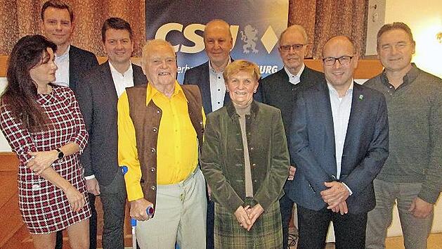Einigkeit und Aufbruchsstimmung herrschten in der Mitglieder-Versammlung des CSU-Ortsverbands Hammelburg. Martin Wende, Sandro Kirchner und Detlef Heim (hintere Reihe vin links) zeichneten dabei auch Langjährige mit Urkunde und Ehrennadel aus (vor...