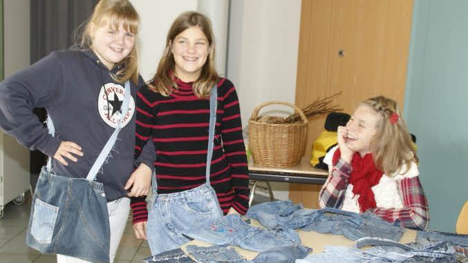 Alte Jeans muss man nicht wegwerfen: Hosentaschen der ganz besonderen Art präsentieren hier Katharina, Julia und Erika.