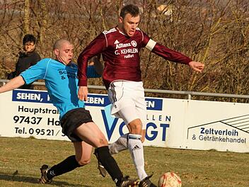 Der Augsfelder Kapitän Thorsten Schlereth (rechts, rotes Trikot) sorgt, wie hier im Heimspiel gegen die FT Schweinfurt, immer wieder für Gefahr im gegnerischen Strafraum.