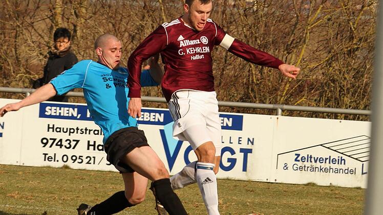 Der Augsfelder Kapitän Thorsten Schlereth (rechts, rotes Trikot) sorgt, wie hier im Heimspiel gegen die FT Schweinfurt, immer wieder für Gefahr im gegnerischen Strafraum.