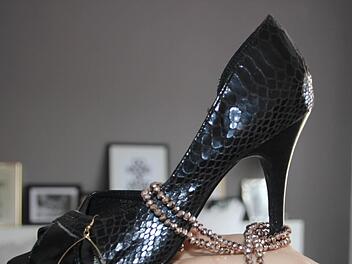 Schuhe und Accessoires aller Art suchen neue Besitzerinnen.