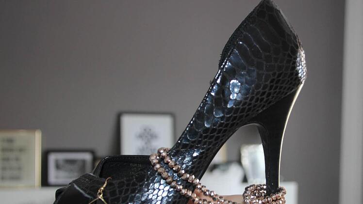 Schuhe und Accessoires aller Art suchen neue Besitzerinnen.