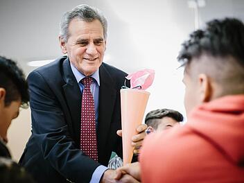 Auftakt des zweiten ersten Schultags: Landrat Oswald Marr überreicht einem der Schüler eine Schultüte. Foto: Hendrik Steffens