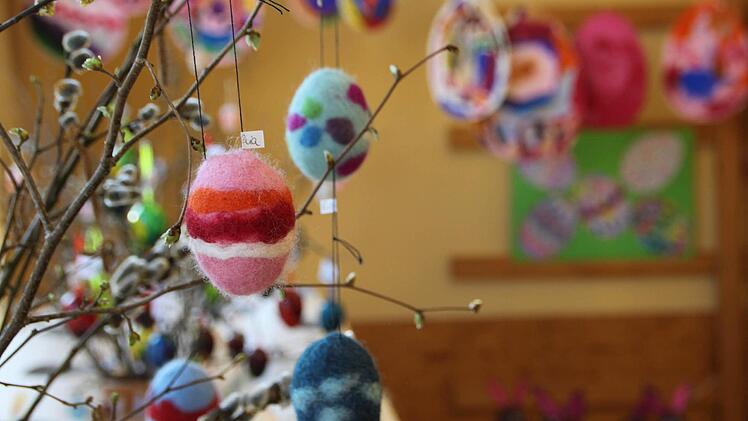 Für diese Oster-Dekoration haben die Kinder sogar selbst gefilzt. Foto: Ulrike Müller