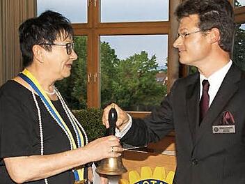 Die Präsidentschaft des Rotary-Clubs Haßfurt ging am Wochenende von Oliver Leuteritz auf Erika Stubenrauch über.  Foto: sw