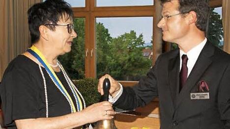 Die Präsidentschaft des Rotary-Clubs Haßfurt ging am Wochenende von Oliver Leuteritz auf Erika Stubenrauch über.  Foto: sw
