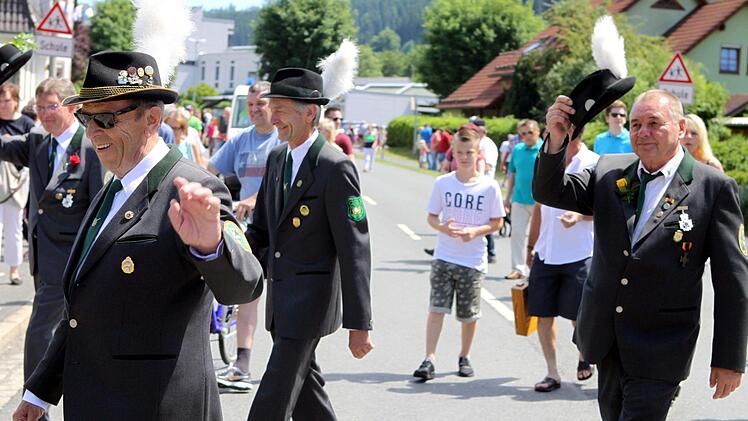 Impressionen vom Schützenumzug in Wallenfels. Foto: Michael Wunder