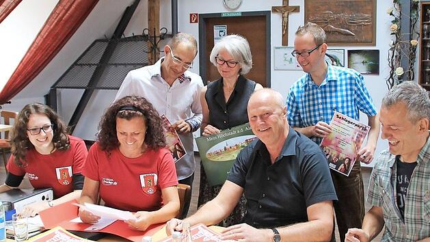 Die Organisatoren freuen sich schon auf das Fest, vorne von links: Ilona Reuter, Susanne Gabler, Gerald Brehm und Bernd Riehlein. Erstmals dabei sind DJ J&uuml;rgen Six, Malerin Elke Meergr&uuml;n und Karaoke-Veranstalter Andreas Wei&szlig; (hinten von links).  Foto: Andreas Dorsch