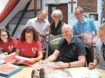 Die Organisatoren freuen sich schon auf das Fest, vorne von links: Ilona Reuter, Susanne Gabler, Gerald Brehm und Bernd Riehlein. Erstmals dabei sind DJ Jürgen Six, Malerin Elke Meergrün und Karaoke-Veranstalter Andreas Weiß (hinten von links).  Foto: Andreas Dorsch