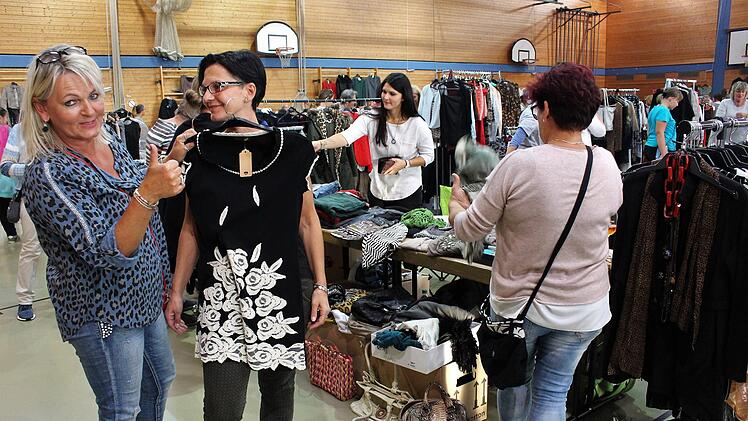 Jede Menge in Schwarz ging an diesem Stand.