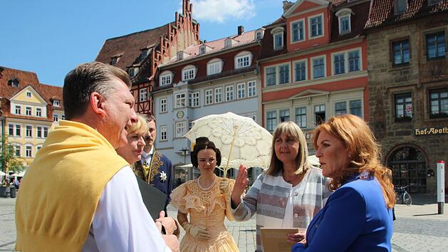 Sarah "Fergie" Ferguson (rechts) wurde auf dem Coburger Marktplatz von "Mister Marketing" Michael Selzer, dem "Albert-&-Victoria"-Paar sowie Zweiter B&uuml;rgermeisterin Birgit Weber begr&uuml;&szlig;t.Foto: Oliver Schmidt