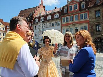 Sarah "Fergie" Ferguson (rechts) wurde auf dem Coburger Marktplatz von "Mister Marketing" Michael Selzer, dem "Albert-&-Victoria"-Paar sowie Zweiter Bürgermeisterin Birgit Weber begrüßt.Foto: Oliver Schmidt