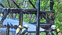 Der ehemalige Hühnerstall war auch durch die Feuerwehr nicht mehr zu retten. Foto: News5/Merzbach