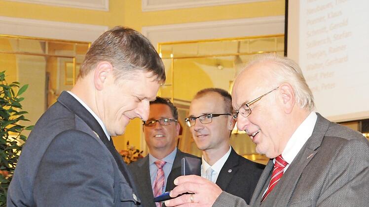 Klaus Ponner (l.) wird von Bürgermeister Edgar Büttner geehrt.