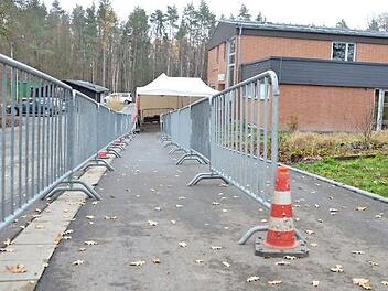 Vielleicht schon vor dem Jahreswechsel könnten die ersten Impfwilligen auf diesem Weg ins Impfzentrum in Witzmannsberg kommen. Foto: Rainer Lutz