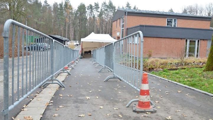 Vielleicht schon vor dem Jahreswechsel könnten die ersten Impfwilligen auf diesem Weg ins Impfzentrum in Witzmannsberg kommen. Foto: Rainer Lutz