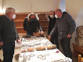 Sichtung der Funde der Osterburg. Das Bild zeigt (von links) den Vorsitzenden der Freunde der Osterburg, Bruno Werner, Burgenforscher  Joachim Zeune, Wolfgang Schön (stellvertretender Vorsitzender) und Bürgermeister Georg Seiffert. Foto: Marion Eckert