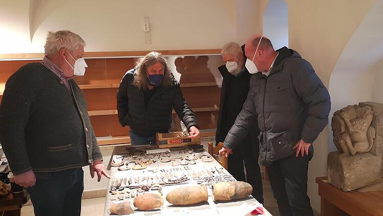 Sichtung der Funde der Osterburg. Das Bild zeigt (von links) den Vorsitzenden der Freunde der Osterburg, Bruno Werner, Burgenforscher  Joachim Zeune, Wolfgang Schön (stellvertretender Vorsitzender) und Bürgermeister Georg Seiffert. Foto: Marion Eckert