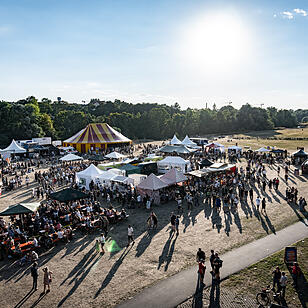 Feierstimmung unter einer Brücke