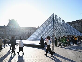 Nach Raub&uuml;berfall auf Louvre in Paris